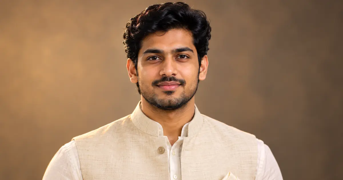 Cream Kurta आणि Nehru Jacket मधील Indian Man चा Traditional Professional Headshot